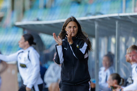 Häckens tränare Elena Sadiku