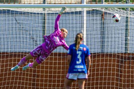 Vålerengas Fanney Inga Birkisdottir släpper in 1-0 målet