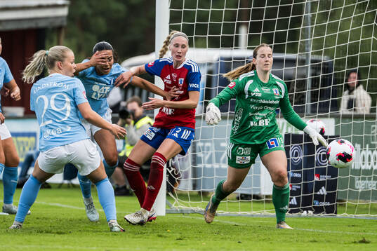 Malmö FFs Vesna Milivojevic och Vittsjös Sanni Ojanen och
