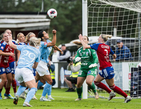 Malmö FFs Vesna Milivojevic och Vittsjös målvakt Elin