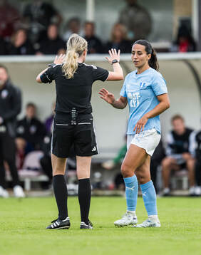 Domare Eva Svärdsudd och Malmö FFs Vesna Milivojevic