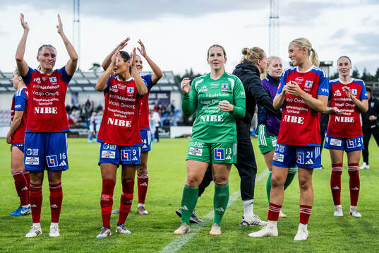 Vittsjös målvakt Elin Vaughan och Milla Larsson jublar