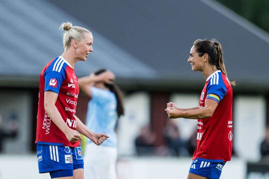 Vittsjös Kajsa Lind och Lisa Klinga jublar
