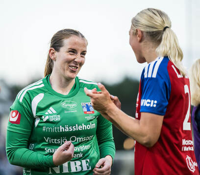 Vittsjös målvakt Elin Vaughan jublar