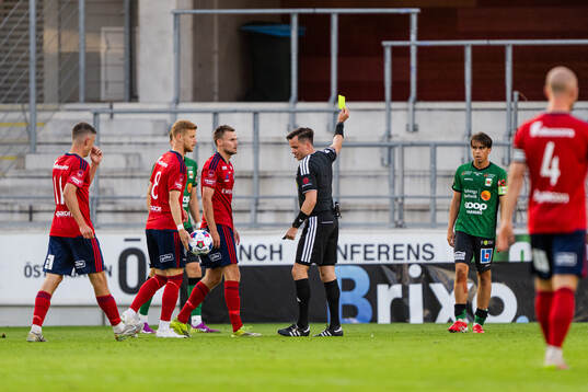 Varbergs Isak Valentin Vidjeskog får gult kort av Domare