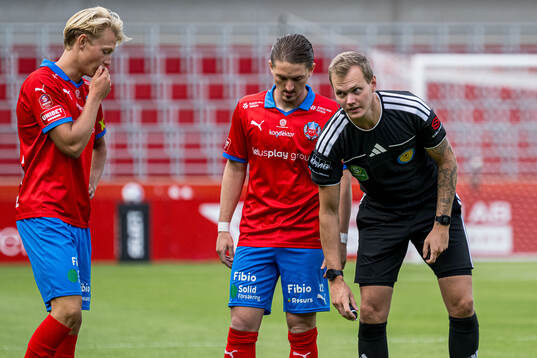Helsingborgs Alvin Nordin och Timothe Rupil och Domare