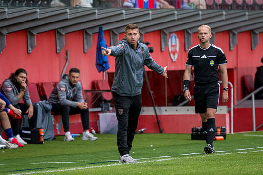 Nordic Uniteds tränare Steven Younan
