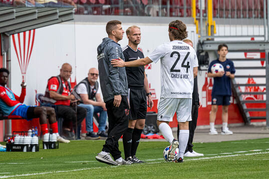 Nordic Uniteds tränare Steven Younan reagerar