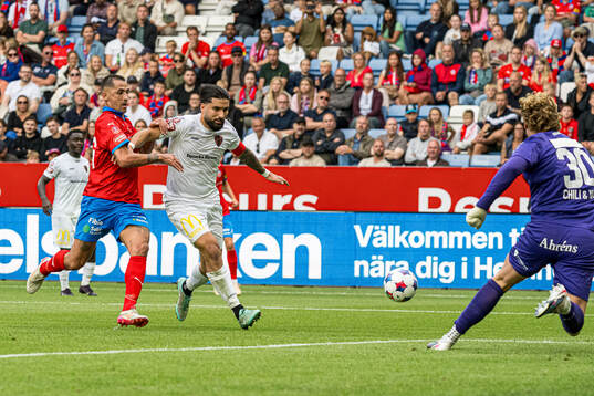 Helsingborgs Loret Sadiku och Nordic Uniteds Jonathan Gursac