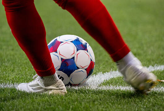 En officiell matchboll för Superettan