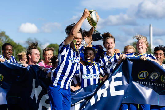 IFK Göteborgs lagkapten Tim Demegård jublar med pokalen