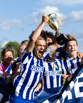 IFK Göteborgs lagkapten Tim Demegård jublar med pokalen