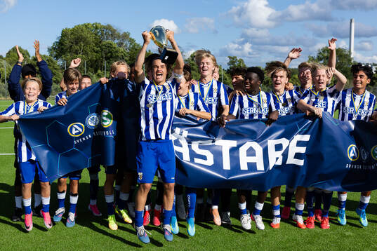 IFK Göteborgs lagkapten Tim Demegård jublar med pokalen