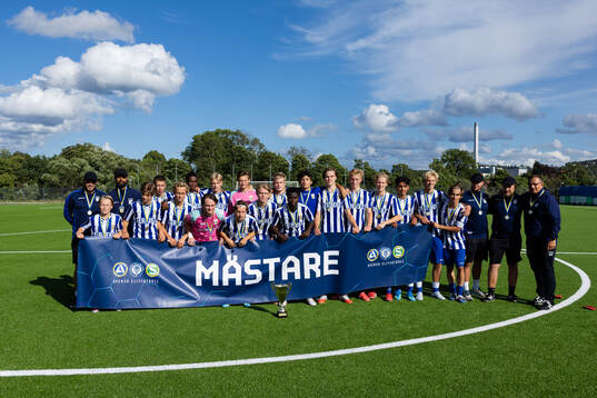 IFK Göteborgs spelare och ledare med pokalen