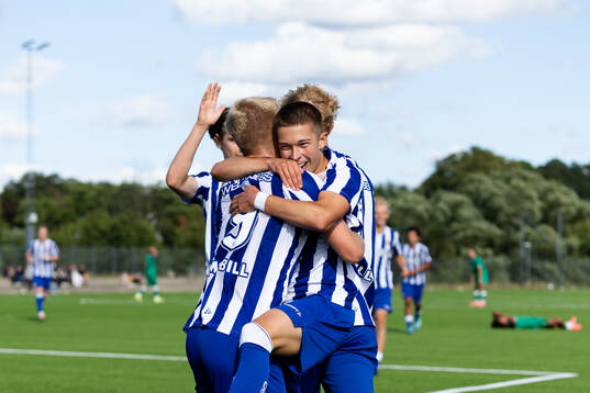 IFK Göteborgs William Andersson jublar ihop med Rio Darvas