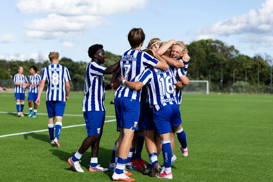 IFK Göteborgs William Andersson jublar ihop med lagkamrater