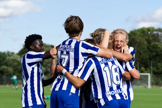 IFK Göteborgs William Andersson jublar ihop med lagkamrater