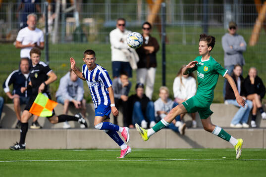 IFK Göteborgs Rio Darvas spelar fram till 3-0 målet