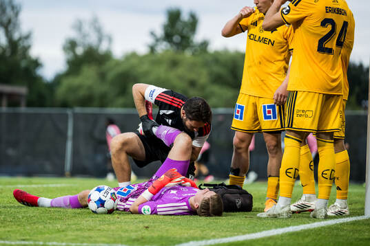 IFK Norrköpings målvakt Theo Krantz får vård av
