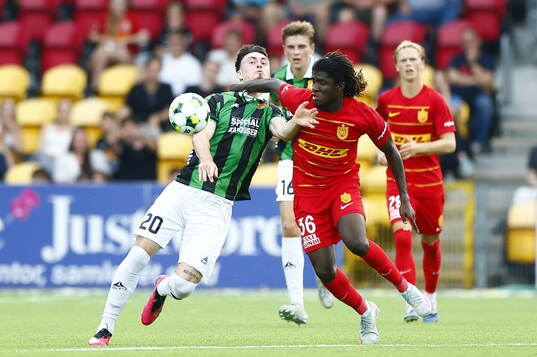 Samuel Salter of GAIS and Caleb Yirenkyi of Nordsjälland