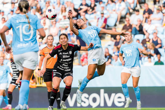Malmö FFs Vesna Milivojevic och Piteås Julia Olsson