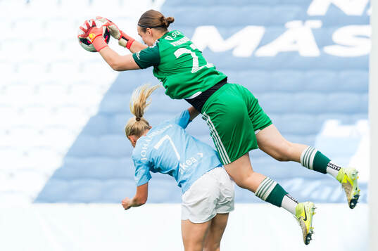 Malmö FFs Stinalisa Johansson och Piteås målvakt Elza
