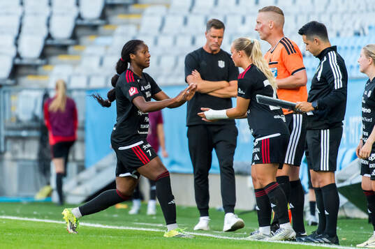 Piteås Amirah Iman Ali och Evelina Moberg gör ett byte