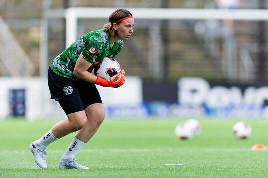 Hammarbys målvakt Lene Christensen värmer upp