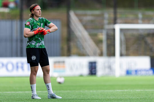 Hammarbys målvakt Lene Christensen värmer upp