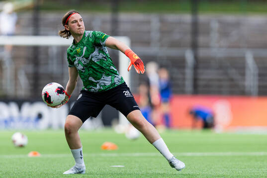 Hammarbys målvakt Lene Christensen värmer upp