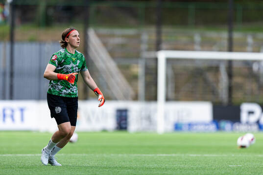 Hammarbys målvakt Lene Christensen värmer upp