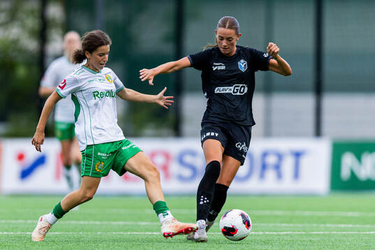 Hammarbys Inés Lorenius  och Växjö DFFs Elona Berbatovci