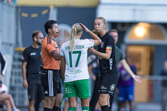 Hammarbys Stina Lennartsson och Växjö DFFs Elin Nilsson