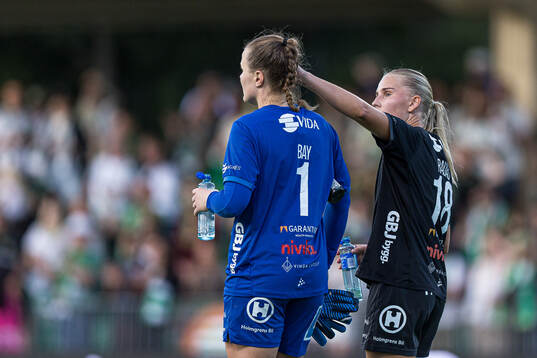 Växjö DFFs målvakt Maja Bay Østergaard och Helmi Raijas