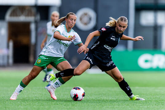 Hammarbys Fanny Peterson och Växjö DFFs Helmi Raijas