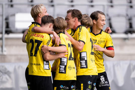 Elfsborgs Nils Roström jublar med lagkamrater