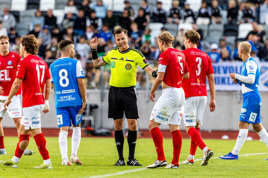 Domare Niclas Karlsson pratar med spelarna
