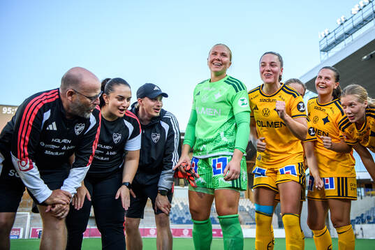 IFK Norrköpings målvakt Sofia Hjern jublar