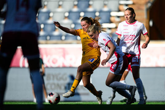 IFK Norrköpings Carrie Jones och IK Uppsalas Ebba Ronquist