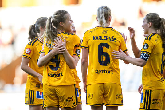 IFK Norrköpings Emma Engström jublar med lagkamrater