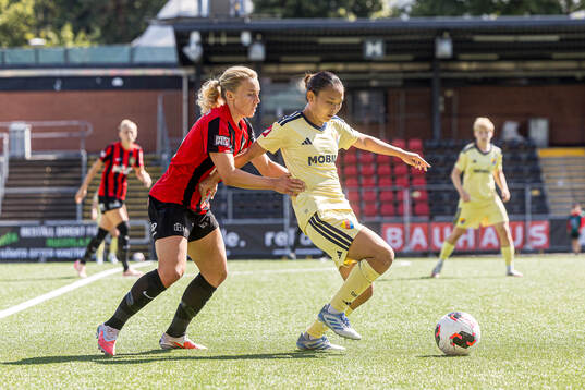 Brommapojkarnas Ellen Gibson och Djurgårdens Urara Watanabe