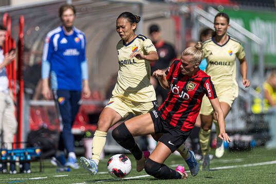 Djurgårdens Urara Watanabe och Brommapojkarnas Amanda Wulff