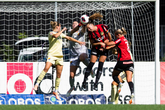 Djurgårdens målvakt Moa Öhman agerar