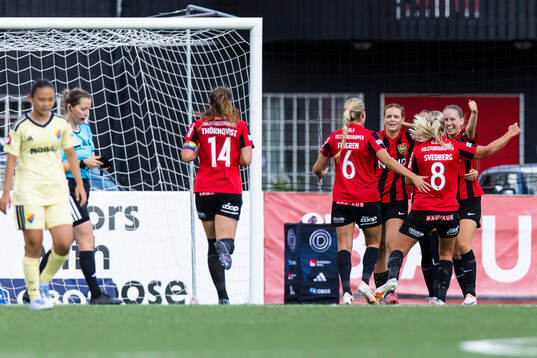 Brommapojkarnas Vera Blom gör 2-1 och gratuleras av