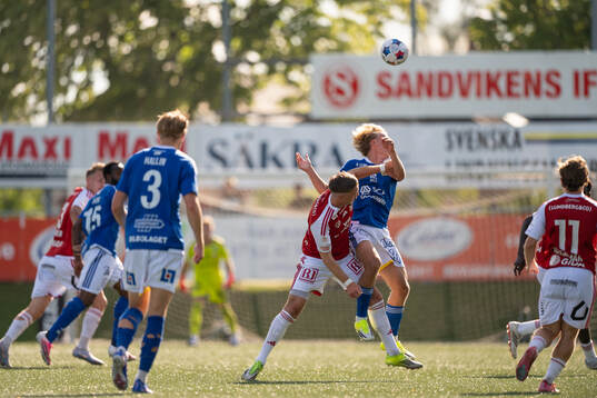 Sandvikens Gustav Thörn och GIF Sundsvalls Mille Eriksson