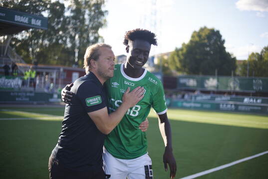 Brages tränare Anders Bååth jublar