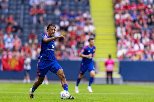 Leny Yoro of Manchester United
