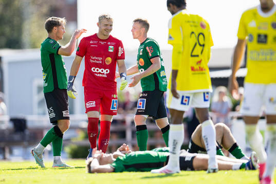 Varbergs målvakt Daniel Strindholm jublar