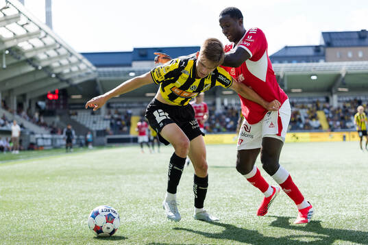 Häckens Adrian Svanbäck och Kalmars Aboubacar Keita