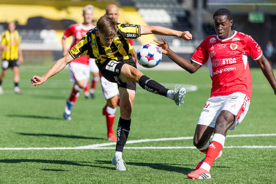 Häckens Adrian Svanbäck och Kalmars Aboubacar Keita
